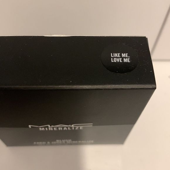 MAC LOVE ME, LIKE ME Mineralize Blush NIB - Picture 5 of 9